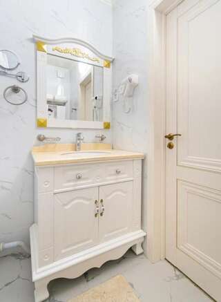 Отель Gold Boutique Hotel Алматы Большой двухместный номер с 1 кроватью или 2 отдельными кроватями-14